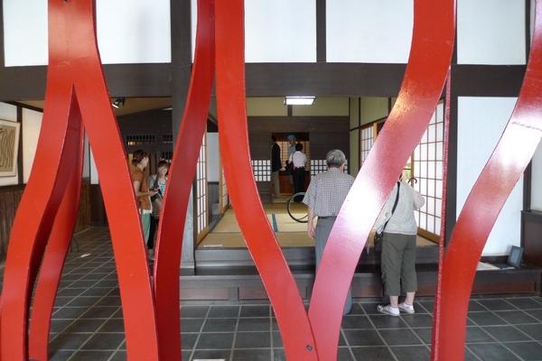 曲線を描くような形の赤い板で、装飾されている室内の写真